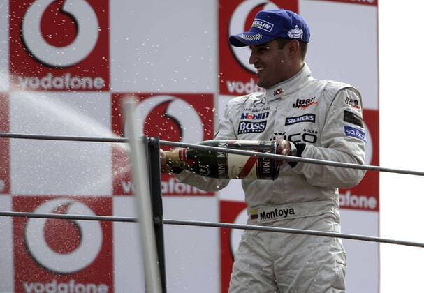 Siegerehrung GP von Italien 2005: Sieger Juan Pablo Montoya (Kolumbien McLaren Mercedes) feiert mit einer Sektdusche Motorsport Grand Prix Herren Großer Preis von Italien 2005, Formel 1 Weltmeisterschaft, F1, F, GP, WM Einzelbild Monza Freude, Begeisterung,
