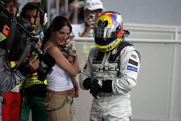 Sieger Juan Pablo Montoya (Kolumbien McLaren Mercedes) wird von Ehefrau Connie und Sohn Sebastian in Empfang genommen Motorsport Grand Prix Herren Großer Preis von Italien 2005, Formel 1 Weltmeisterschaft, F1, F, GP, WM Gruppe Monza Freude,