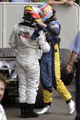 Sieger Juan Pablo Montoya (Kolumbien McLaren Mercedes, li ) empfängt Glückwünsche vom Zweitplatzierten Fernando Alonso (Spanien Renault) Motorsport Grand Prix Herren Großer Preis von Italien 2005, Formel 1 Weltmeisterschaft, F1, F, GP, WM Gruppe Monza