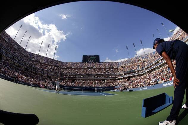 Das Arthur Ashe Stadion aus der Perspektive eines Linienrichters Tennis Herren US Open 2005, Grand Slam, ATP Tour, Hartplatz, Hardcourt, Hartplatztennis, Hartplatzturnier, Totale Flushing Meadow, Meadows, Durchblick, Perspektive, New York, Froschperspektive, unten, NY, N.Y.