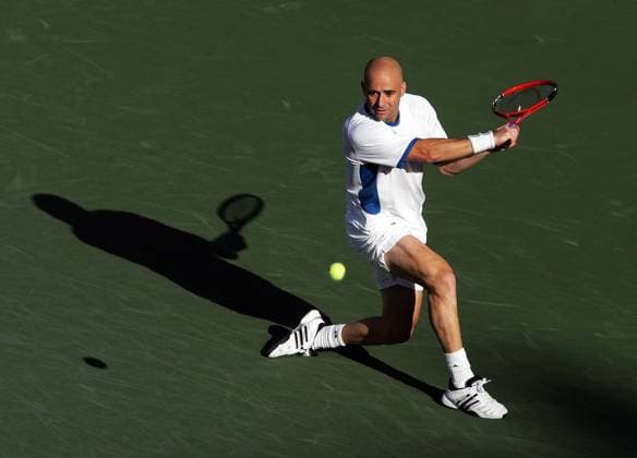 Andre Agassi (USA) fixiert den Ball Tennis Herren US Open 2005, Grand Slam, ATP Tour, Hartplatz, Hardcourt, Hartplatztennis, Hartplatzturnier, Einzelbild Flushing Meadow, Meadows New York ,