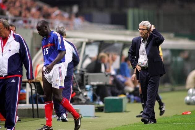 Lilian Thuram (li.) wird von Nationaltrainer Raymond Domenech (re., beide Frankreich) verletzt ausgewechselt Fußball Länderspiel Herren Weltmeisterschaftsqualifikation 2005, Länderspiel, Qualifikation, Nationalmannschaft, Nationalteam Gruppe pan10663 Lens  