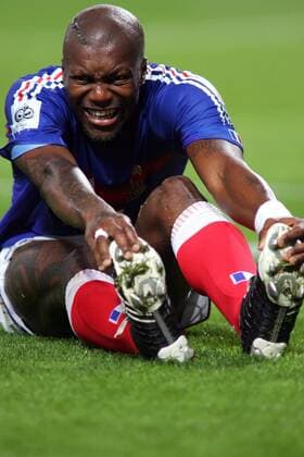 Djibril Cisse (Frankreich) sitzt verletzt am Boden Fußball Länderspiel Herren Weltmeisterschaftsqualifikation 2005, Länderspiel, Qualifikation, Nationalmannschaft, Nationalteam Einzelbild pan10663 Lens  