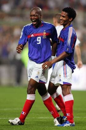 Djibril Cisse (li.) und Florent Malouda (beide Frankreich) - Torjubel Fußball Länderspiel Herren Weltmeisterschaftsqualifikation 2005, Länderspiel, Qualifikation, Nationalmannschaft, Nationalteam Gruppe pan10663 Lens Begeisterung, Freude,  