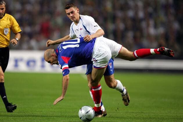 Zinedine Zidane (Frankreich, vorn) gegen Frodi Benjaminsen (Färöer Inseln) Fußball Länderspiel Herren Weltmeisterschaftsqualifikation 2005, Länderspiel, Qualifikation, Nationalmannschaft, Nationalteam Gruppe pan10663 Lens Dynamik, Kampf,  