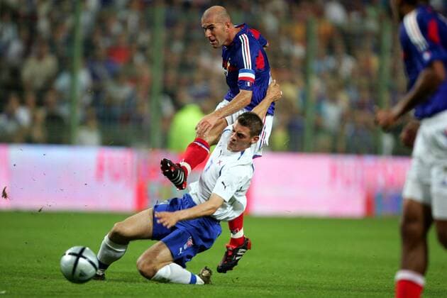 Zinedine Zidane (Frankreich, hi.) zieht gegen Frodi Benjaminsen (Färöer Inseln) ab Fußball Länderspiel Herren Weltmeisterschaftsqualifikation 2005, Länderspiel, Qualifikation, Nationalmannschaft, Nationalteam Gruppe pan10663 Lens Dynamik, Kampf,  