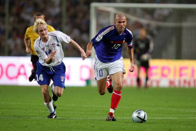 Zinedine Zidane (Frankreich, re.) enteilt Ingi Höjsted (Färöer Inseln) Fußball Länderspiel Herren Weltmeisterschaftsqualifikation 2005, Länderspiel, Qualifikation, Nationalmannschaft, Nationalteam Gruppe pan10663 Lens Dynamik,  