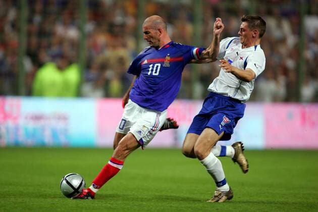 Zinedine Zidane (Frankreich, li.) zieht gegen Frodi Benjaminsen (Färöer Inseln) ab Fußball Länderspiel Herren Weltmeisterschaftsqualifikation 2005, Länderspiel, Qualifikation, Nationalmannschaft, Nationalteam Gruppe pan10663 Lens Dynamik,  