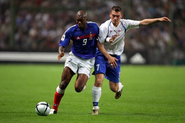 Djibril Cisse (Frankreich, li.) gegen Frodi Benjaminsen (Färöer Inseln) Fußball Länderspiel Herren Weltmeisterschaftsqualifikation 2005, Länderspiel, Qualifikation, Nationalmannschaft, Nationalteam Gruppe pan10663 Lens Dynamik, Kampf,  