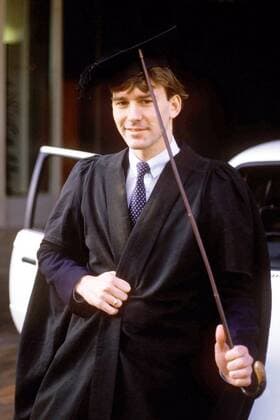 Bryan Robson (Manchester United) mit Doktorhut und Robe -  Fußball Herren English First Division 1981 1982, 1. Englische Liga, Manchester United, ManU Einzelbild Manchester