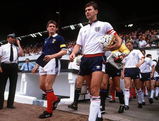 Bryan Robson (England, re.) und Roy Aitken (Schottland) führen ihre Teams aufs Feld -  Fußball Länderspiel Herren Länderspiel 1989, Nationalmannschaft, Nationalteam, Nationaltrikot, Schottland - England 0:2 Gruppe Glasgow