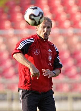 Bundestrainer Jürgen Klinsmann (Deutschland) wirft den Ball Fußball Herren Nationalmannschaft 2005, Training, Nationalmannschaft, Nationalteam, Einzelbild Bremen