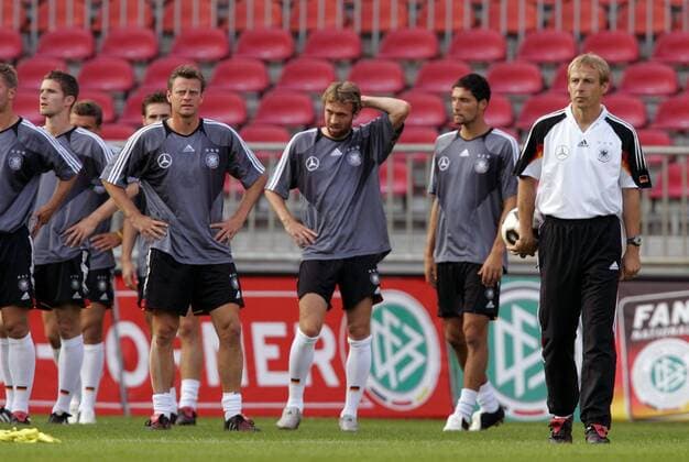 Konzentration in der deutschen Nationalmannschaft, v.re.: Bundestrainer Jürgen Klinsmann, Kuranyi, Hinkel, Christian Wörns und Arne Friedrich Fußball Herren Nationalmannschaft 2005, Training, Nationalmannschaft, Nationalteam, Gruppe Bremen Konzentration,