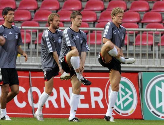 Dehnungsübungen Deutschland, v.li.: Kevin Kuranyi, Andreas Hinkel, Arne Friedrich, Marcell Jansen Fußball Herren Nationalmannschaft 2005, Training, Nationalmannschaft, Nationalteam, Gruppe Bremen