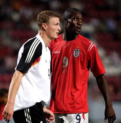 Carlton Cole (England U21, re.) und Robert Huth (Deutschland U21) Fußball Länderspiel Herren U 21 Europameisterschaftsqualifikation 2005, Qualifikation, Länderspiel, Deutschland - England 1:1 Gruppe Mainz