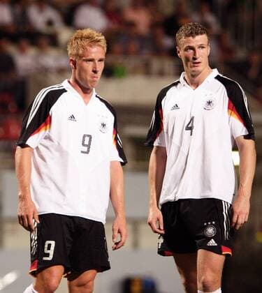 Mike Hanke (li.) und Robert Huth (beide Deutschland U21) skeptisch Fußball Länderspiel Herren U 21 Europameisterschaftsqualifikation 2005, Qualifikation, Länderspiel, Gruppe Mainz Skepsis,