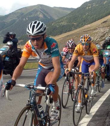 Roberto Heras (Liberty Seguros Spanien) vor Denis Menchov (Rußland Rabobank) -  Radsport Herren Vuelta a Espana 2005, Spanienrundfahrt, Straßenradsport, Straße, Rad, ProTour Gruppe 11. Etappe: Andorra - Aramon Cerler