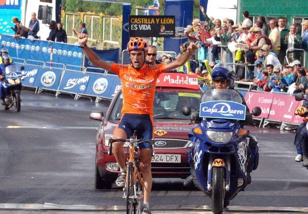 Etappensieger Roberto Laiseka (Spanien Euskaltel Euskadi) jubelt bei der Zieldurchfahrt -  Radsport Herren Vuelta a Espana 2005, Spanienrundfahrt, Straßenradsport, Straße, Rad, ProTour Gruppe 11. Etappe: Andorra - Aramon Cerler Freude,