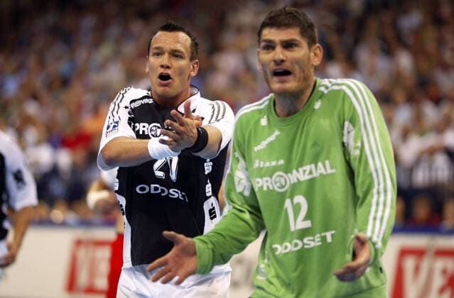 Christian Zeitz (li.) und Torwart Henning Fritz (beide Kiel) reklamieren Handball 1. BL Herren Saison 2005 2006, THW Kiel Gruppe Hamburg Enttäuschung,