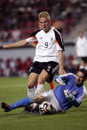 Mike Hanke (Deutschland U21, li.) gegen Torwart Scott Carson (England U21) Fußball Länderspiel Herren U 21 Europameisterschaftsqualifikation 2005, Qualifikation, Länderspiel Gruppe Mainz Dynamik, Kampf, Spannung