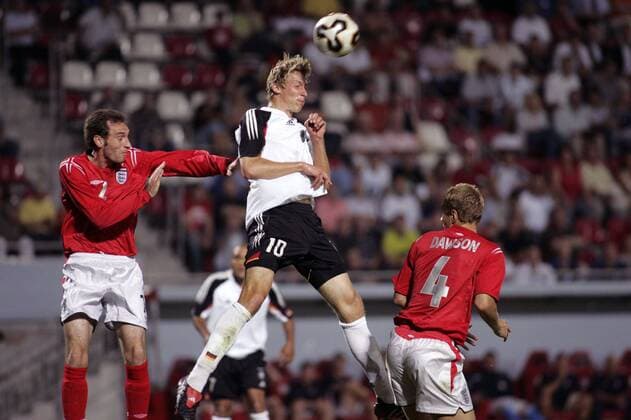 Stefan Kießling (Deutschland U21, Mitte) erzielt mit dem Kopf das 1:0, Nicky Hunt (li.) und Michael Dawson (beide England U21) können nicht mehr eingreifen Fußball Länderspiel Herren U 21 Europameisterschaftsqualifikation 2005, Qualifikation, Länderspiel Gruppe Mainz Dynamik,