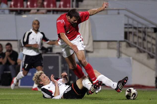 Steven Taylor (England U21, re.) wird von Stefan Kießling (Deutschland U21) gefoult Fußball Länderspiel Herren U 21 Europameisterschaftsqualifikation 2005, Qualifikation, Länderspiel Gruppe Mainz Dynamik, Kampf,