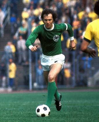 Franz Beckenbauer (BR Deutschland) am Ball Fußball WM Herren Weltmeisterschaft 1974, Länderspiel, Nationalmannschaft, Nationalteam, Nationaltrikot, Vdia Einzelbild Hamburg Dynamik,