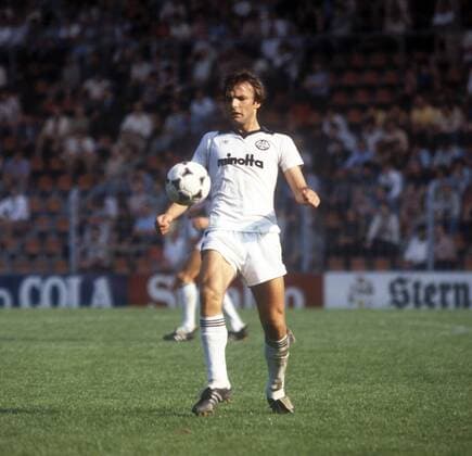 Karl Heinz Körbel (Frankfurt) am Ball Fußball 1. BL Herren Saison 1980 1981, Eintracht Frankfurt, Mfdia Einzelbild Bochum