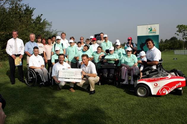 Bernhard Langer (Deutschland, Mitte) überreicht am Rande der Linde German Masters 2005 in Köln einen Scheck für die Deutsche Kinderhilfe Golf Herren Linde German Masters 2005, Golfen, European PGA Tour Totale Gut Lärchenhof Köln Pulheim Freude,