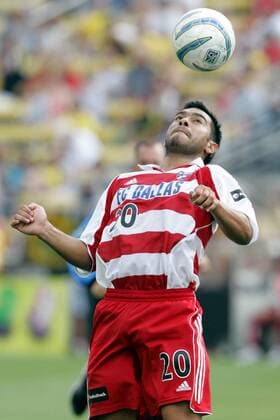 Carlos Ruiz (FC Dallas) Ballannahme mit der Brust - (Icon918359) Fußball Herren Major League Soccer 2005, MLS, FC Dallas Einzelbild Columbus Dynamik, EDITORIAL USE ONLY