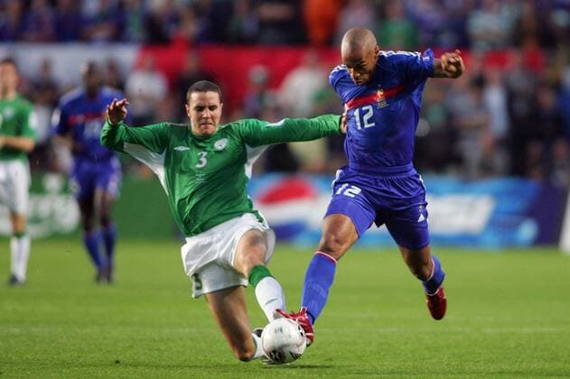 Thierry Henry (Frankreich, re.) gegen John O Shea (Irland) Fußball Länderspiel Herren Weltmeisterschaftsqualifikation 2005, Qualifikation, Länderspiel, Nationalmannschaft, Nationalteam Gruppe pan10695 Dublin Dynamik,  