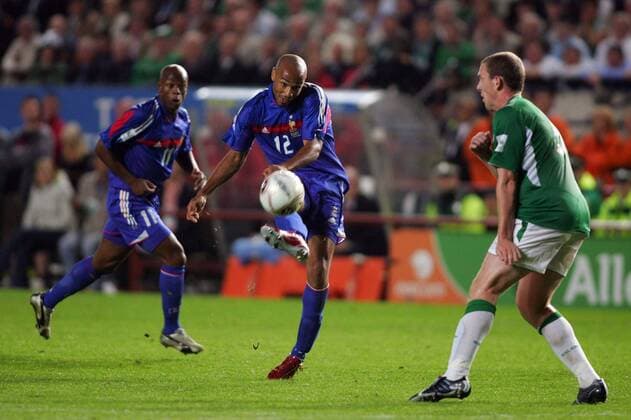 Thierry Henry (Frankreich, Mitte) zieht gegen Richard Dunne (Irland) ab Fußball Länderspiel Herren Weltmeisterschaftsqualifikation 2005, Qualifikation, Länderspiel, Nationalmannschaft, Nationalteam Gruppe pan10695 Dublin Dynamik,  