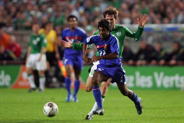 Vikash Dhorasoo (Frankreich, vorn) gegen Kevin Kilbane (Irland) Fußball Länderspiel Herren Weltmeisterschaftsqualifikation 2005, Qualifikation, Länderspiel, Nationalmannschaft, Nationalteam Gruppe pan10695 Dublin Dynamik,  