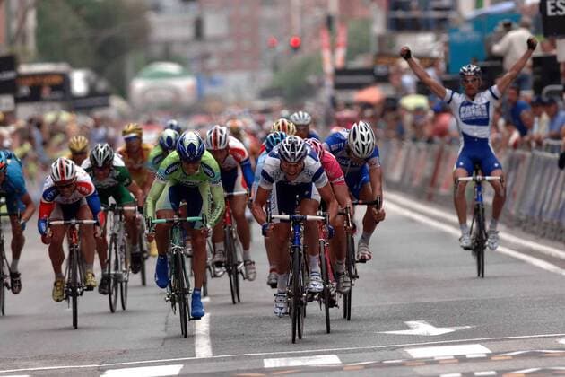 Alessandro Petacchi (Italien Fassa Bortolo, 2.v.re.) gewinnt die 12. Etappe der Vuelta 2005 vor Zabel (Deutschland T Mobile, dahinter), Marco Zanotti (Italien Liquigas Bianchi, 3.v.re.) wird Dritter -  Radsport Herren Vuelta a Espana 2005, Spanienrundfahrt, ProTour, Straßenradsport, Straße, Rad Totale 12. Etappe: Logrono - Burgos Dynamik Spannung