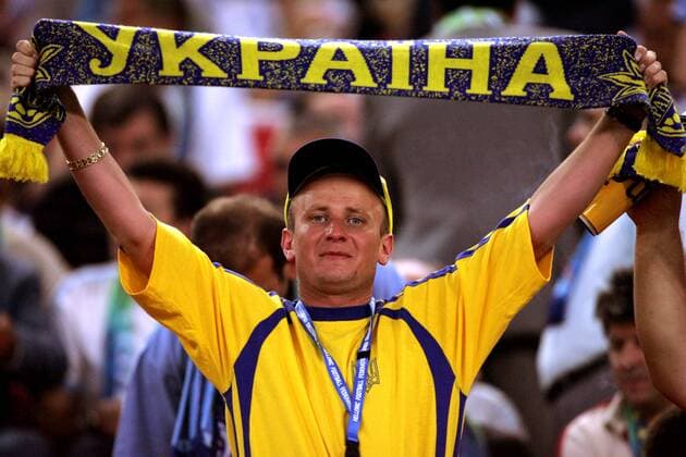 Ein ukrainischer Fan präsentiert stolz seinen Fanschal Fußball Länderspiel Herren Weltmeisterschaftsqualifikation 2005, Qualifikation, Ukraine Einzelbild Athen
