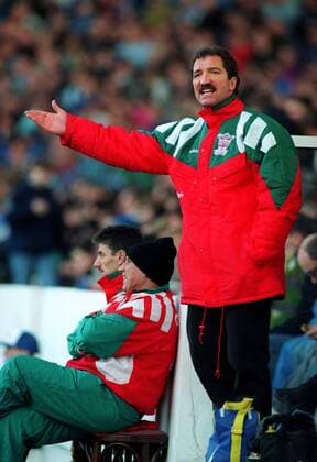 Trainer Graeme Souness (re.) gibt Anweisungen, daneben Co Trainer Ronnie Moran (Mitte) und Ian Rush (alle Liverpool) -  Fußball Herren English Premier League 1992 1993, 1. Englische Liga, Liverpool FC Einzelbild Sheffield Enttäuschung,