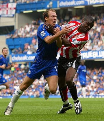 Arjen Robben (Chelsea, li.) gegen Christian Bassila (Sunderland) -  Fußball Herren English Premier League 2005 2006, 1. Englische Liga, Chelsea FC London - Sunderland AFC Gruppe London Dynamik, Kampf,
