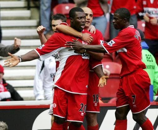Ayegbini Yakubu (li.) wird von Massimo Maccarone (Mitte) und George Boateng (alle Middlesbrough) gefeiert -  Fußball Herren English Premier League 2005 2006, 1. Englische Liga, FC Middlesbrough Gruppe Middlesbrough Freude,