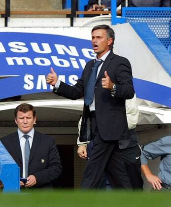 Trainer Jose Mourinho (Chelsea) zufrieden -  Fußball Herren English Premier League 2005 2006, 1. Englische Liga, Chelsea FC London Einzelbild London Freude,