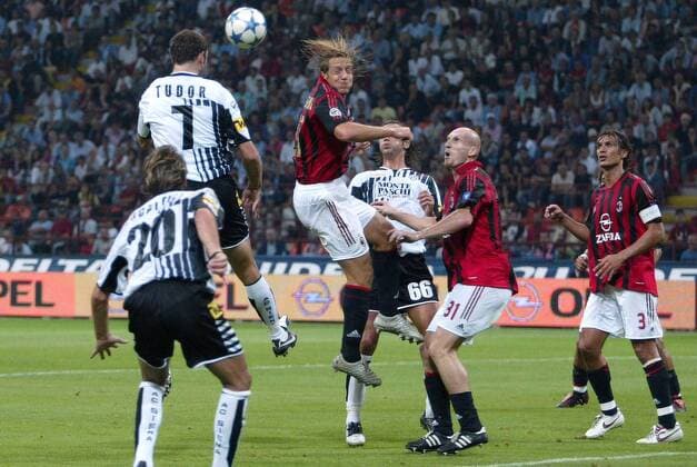 Igor Tudor (Siena, 2. v. li.) erzielt per Kopf das 2:1 gegen, v. li.: Massimo Ambrosini, Jaap Stam und Paolo Maldini (alle Milan) Fußball Herren Serie A 2005 2006, 1. Italienische Liga, AC Mailand - AC Siena 3:1 Gruppe Mailand Dynamik,