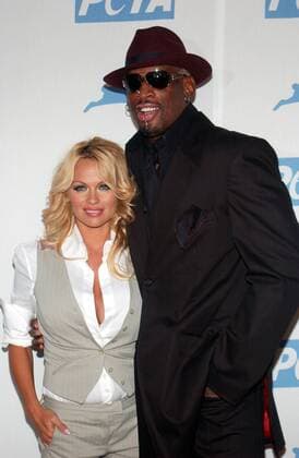 Dennis Rodman (USA) und Schauspielerin Pamela Anderson (Kanada) anlässlich der Petas 25th Anniversary Gala and Humanitarian Awards 2005 in Hollywood Basketball Herren Privat 2005, Vdig Gruppe Los Angeles, L.A., LA