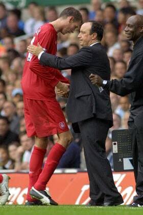 Trainer Rafael Benitez bedankt sich bei Peter Crouch (beide Liverpool) -  Fußball Herren English Premier League 2005 2006, 1. Englische Liga, FC Liverpool, Vdig Gruppe London