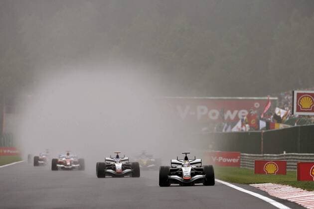 Juan Pablo Montoya (Kolumbien, re.) vor Kimi Räikkönen (Finnland beide McLaren Mercedes) Motorsport Grand Prix Herren Großer Preis von Belgien 2005, Formel 1 Weltmeisterschaft, F1, F, GP, WM, Totale Saisonhighlight Spa-Francorchamps