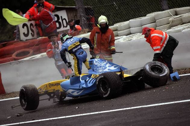 Giancarlo Fisichella (Italien Renault) fährt während des Großen Preises von Belgien 2005 in einen Reifenstapel und scheidet aus (Serie 7 7) Motorsport Grand Prix Herren Großer Preis von Belgien 2005, Formel 1 Weltmeisterschaft, F1, F, GP, WM, Einzelbild Spa-Francorchamps