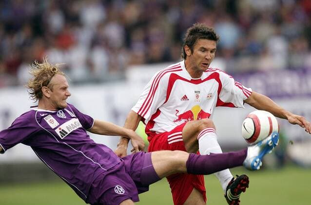 Sebastian Mila (Austria Wien, li.) zieht gegen Thomas Winklhofer (Salzburg) den Kopf ein Fußball Herren tmobileBundesliga 2005 2006, 1. Österreichische Liga, RedBull Gruppe Salzburg Dynamik, Kampf,