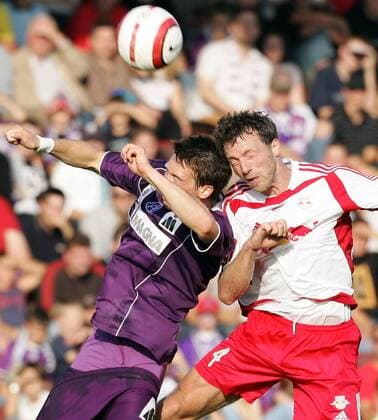 Roland Linz (Austria Wien, li.) gegen Thomas Linke (Salzburg) Fußball Herren tmobileBundesliga 2005 2006, 1. Österreichische Liga, RedBull Gruppe Salzburg Dynamik,