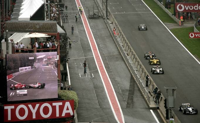 Großer Preis von Belgien 2005 - auf der Leinwand sieht man den Unfall zwischen Takuma Sato (Japan BAR Honda, re.) und Michael Schumacher (Deutschland Ferrari) Motorsport Grand Prix Herren Großer Preis von Belgien 2005, Formel 1 Weltmeisterschaft, F1, F, GP, WM Totale Spa-Francorchamps