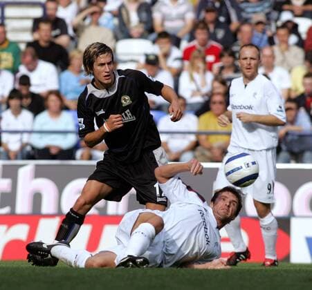 Morten Gamst Pedersen (Blackburn, li.) setzt sich gegen Gary Speed (Bolton) durch -  Fußball Herren English Premier League 2005 2006, 1. Englische Liga, Bolton Wanderers - Blackburn Rovers 0:0 Gruppe London Dynamik, Kampf,