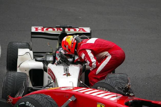 Takuma Sato (Japan BAR Honda, hi.) fährt in den Boliden von Michael Schumacher (Deutschland Ferrari), dieser findet deutliche Worte für den Unfallverursacher Motorsport Grand Prix Herren Großer Preis von Belgien 2005, Formel 1 Weltmeisterschaft, F1, F, GP, WM, Gruppe Spa-Francorchamps Spannung,