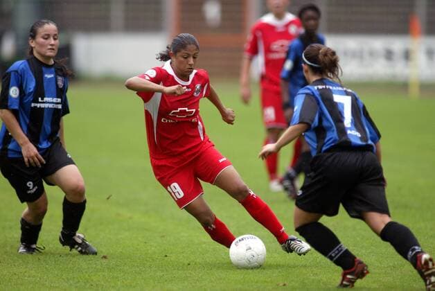 Cristiane (Potsdam, Mitte) gegen Esma Gado (FSV Frankfurt, re.) Fußball 1. BL Damen Saison 2005 2006, Frauen, Frauenfußball, FSV Frankfurt - Turbine Potsdam 0:13 Gruppe Frankfurt M.